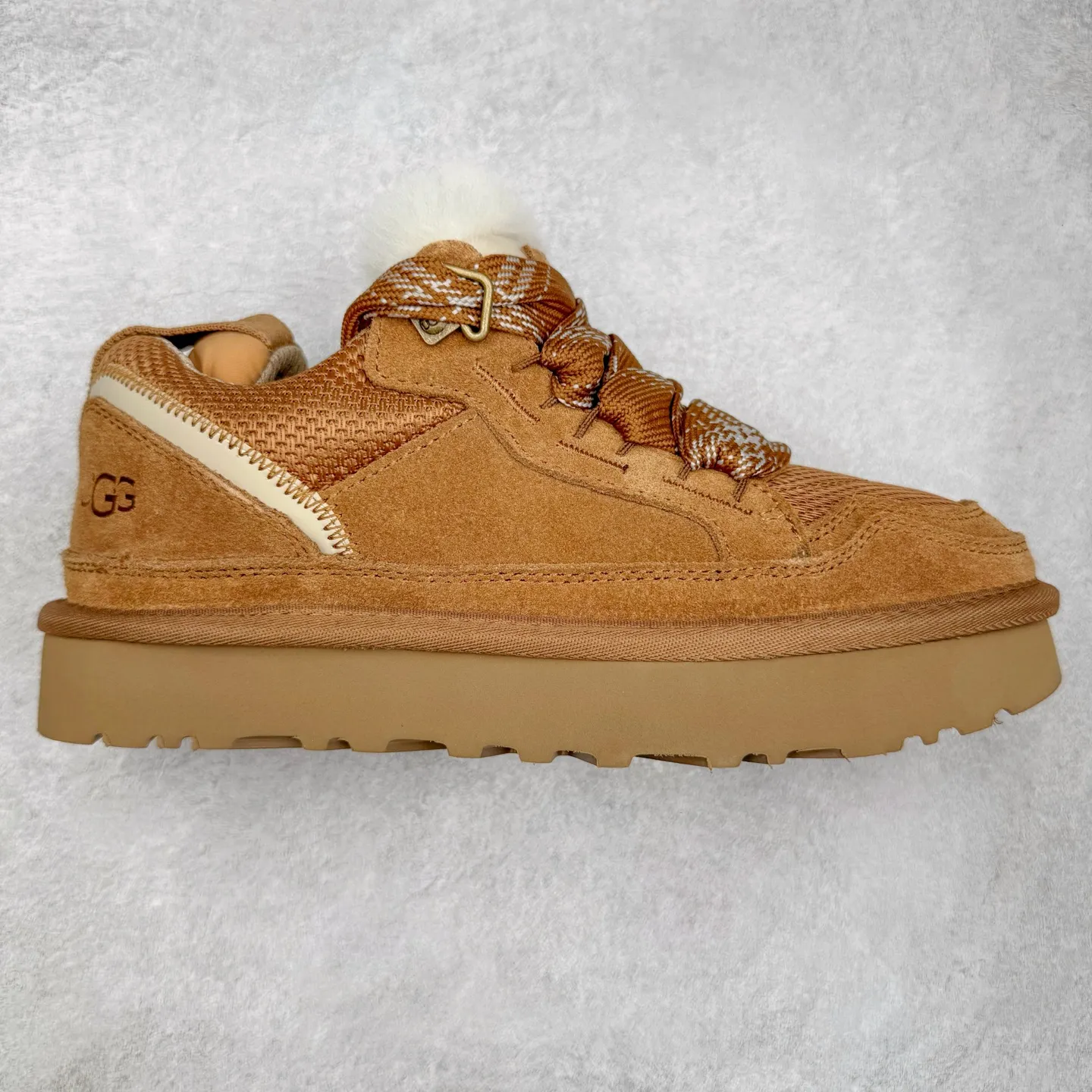 Pick up locally 💰600 UGG 4032 Meyer autumn and winter sheepskin and fur integrated snow boots. All shoes are made from the same factory as ZP. Longfeng A-grade Australian imported sheepskin and fur integrated men's and women's boots. Brand OEM production line. Fully follow the ZP process. OEM original pattern maker. Adhering to the principle of no original shoes and no development selection. Pay attention to every detail. The most authentic version on the market TREADLITE "Light Wing" technology outsole. Lightweight/durable/flexible/pile size: 35 36 37 38 39 40 41 42 43 44 45 Coding: by3936010